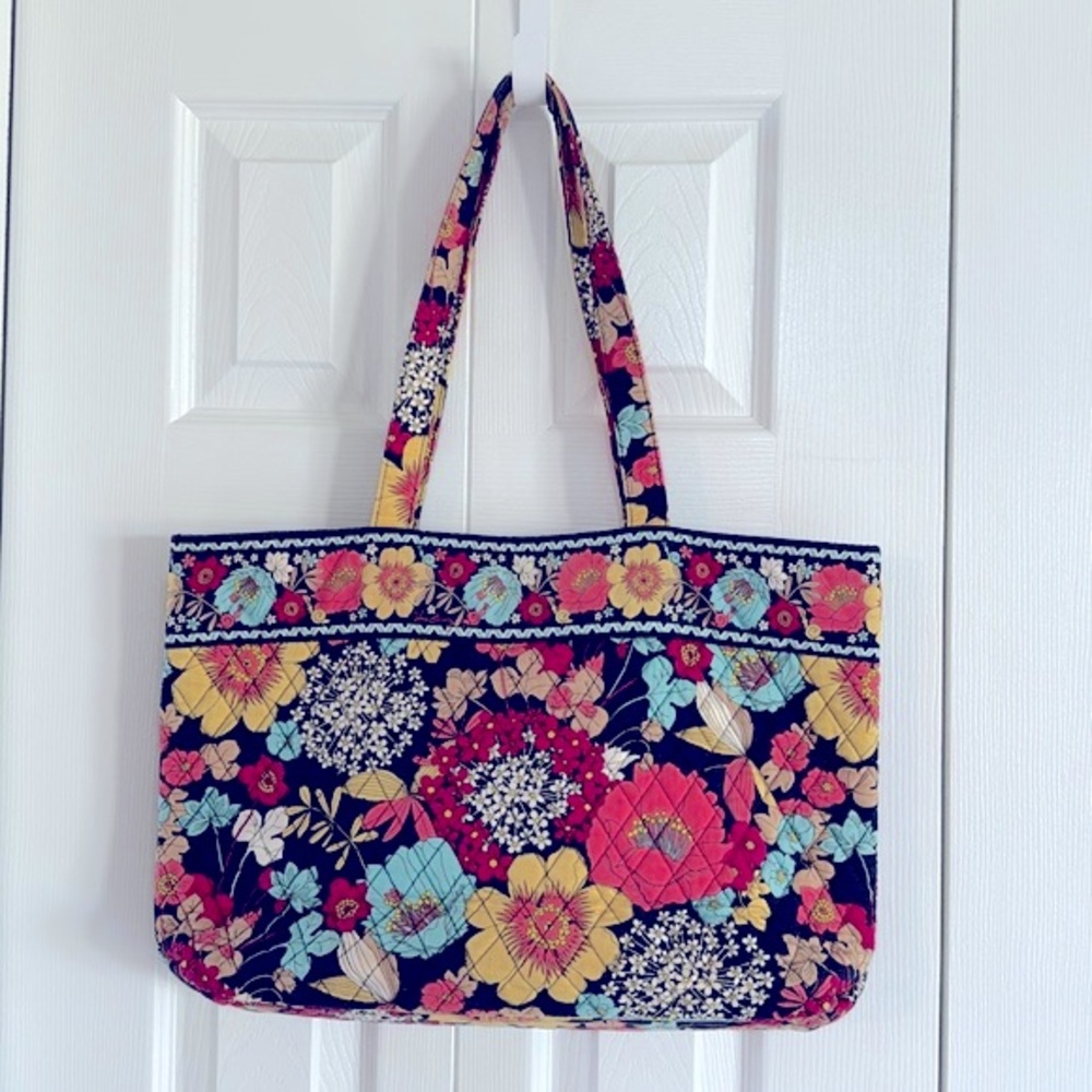 *LIKE NEW* Vera Bradley Happy Snails Large Tote 17 x 11 - Great for Everyday Use